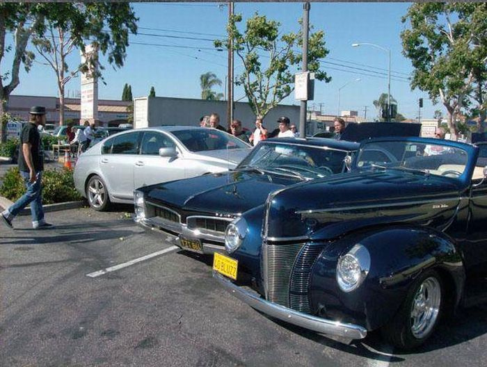 Classic Car Parade Crash (11 pics)
