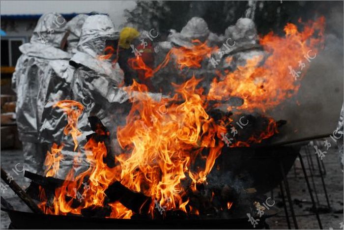 Chinese Police Burning Seized Drugs (8 pics)