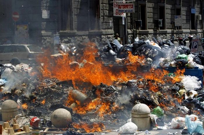 Garbage Wars in Naples (13 pics)