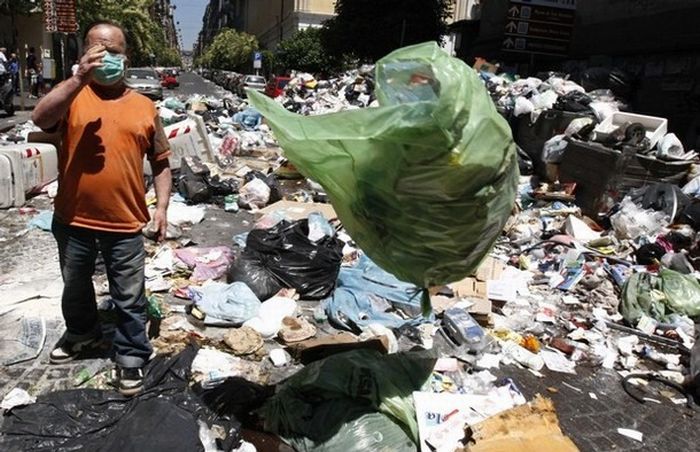 Garbage Wars in Naples (13 pics)