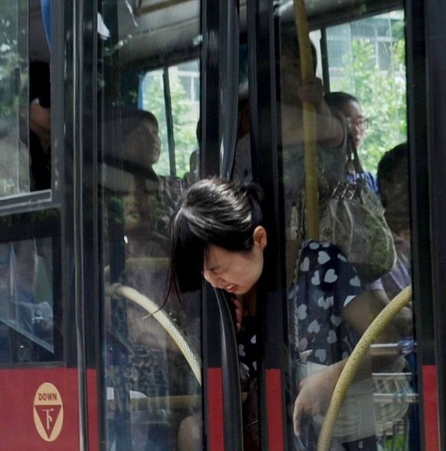 Women Got Her Neck Trapped in the Closing Bus Doors (3 pics)