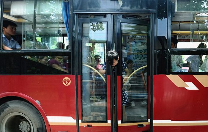 Women Got Her Neck Trapped in the Closing Bus Doors (3 pics)