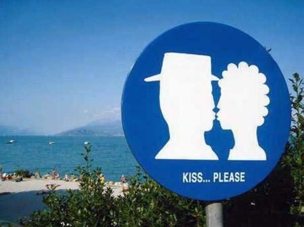 Funny and Awkward Beach Signs (10 pics)