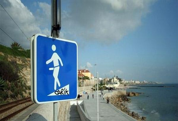 Funny and Awkward Beach Signs (10 pics)