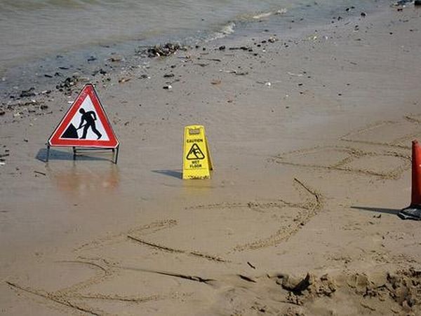 Funny and Awkward Beach Signs (10 pics)