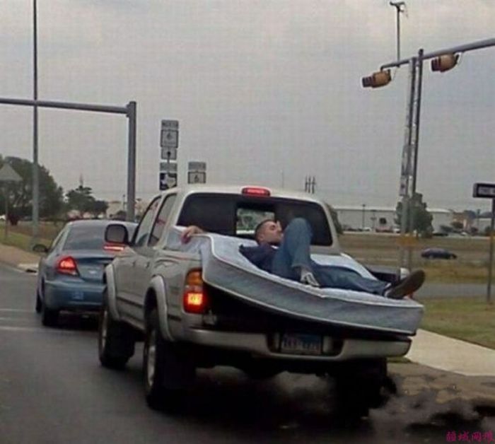 People Doing Stupid Things (34 pics)