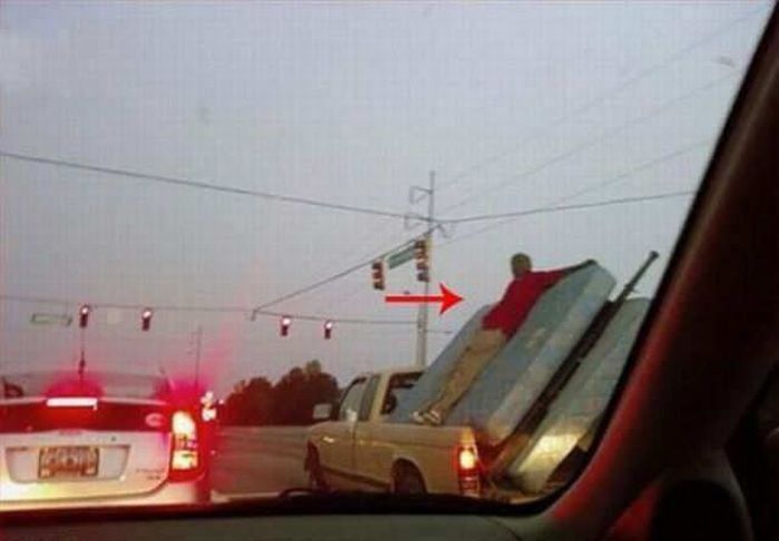 People Doing Stupid Things (34 pics)