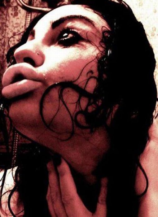 Pretty Girl with Ugly Silicone Lips (25 pics)