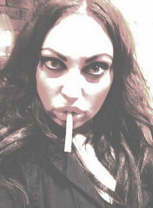 Pretty Girl with Ugly Silicone Lips (25 pics)