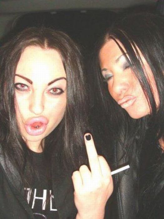 Pretty Girl with Ugly Silicone Lips (25 pics)