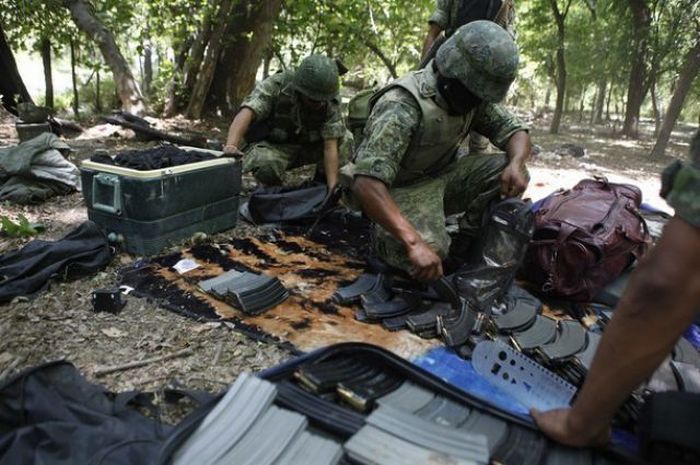 Weapons of a Mexican Drug Cartel (28 pics)