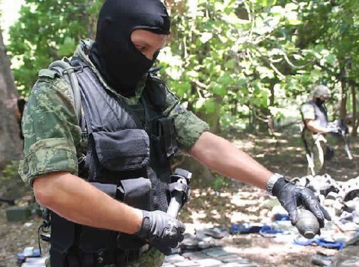 Weapons of a Mexican Drug Cartel (28 pics)