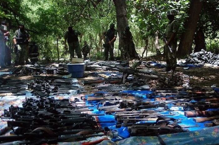 Weapons of a Mexican Drug Cartel (28 pics)