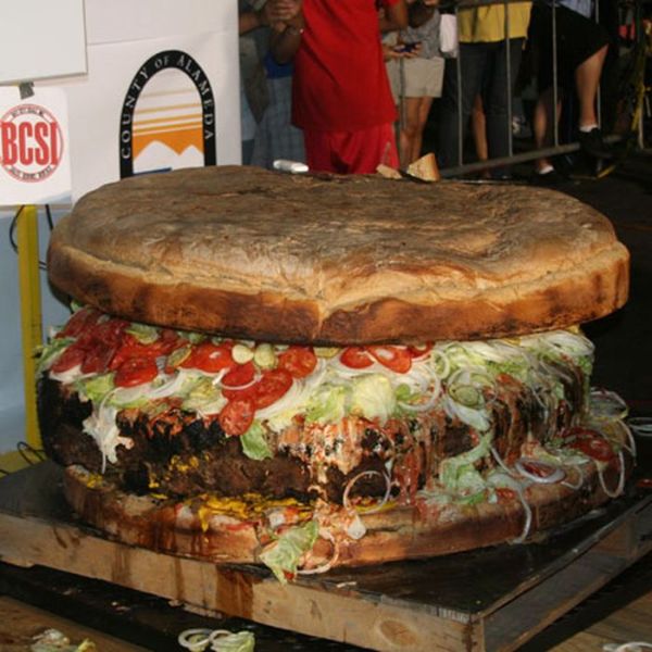 World's Largest Burger (7 pics + video)