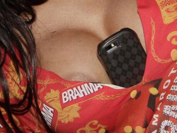 Larissa Riquelme and the Phone in Her Cleavage (22 pics)