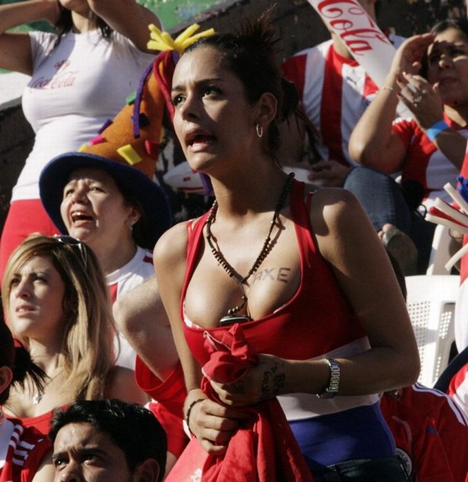 Larissa Riquelme and the Phone in Her Cleavage (22 pics)