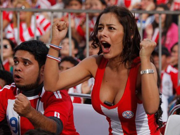 Larissa Riquelme And The Phone In Her Cleavage Pics