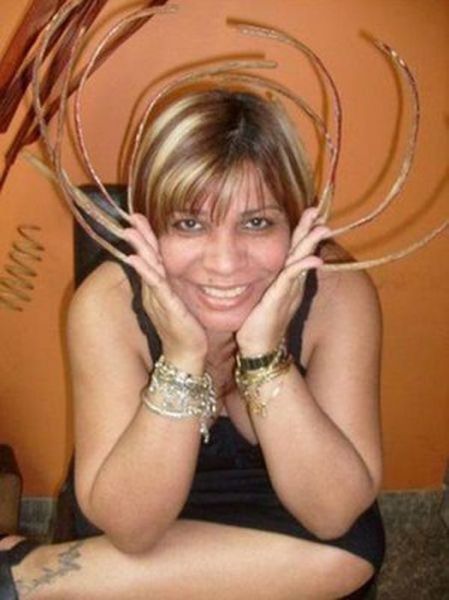 People with Long Fingernails (15 pics)