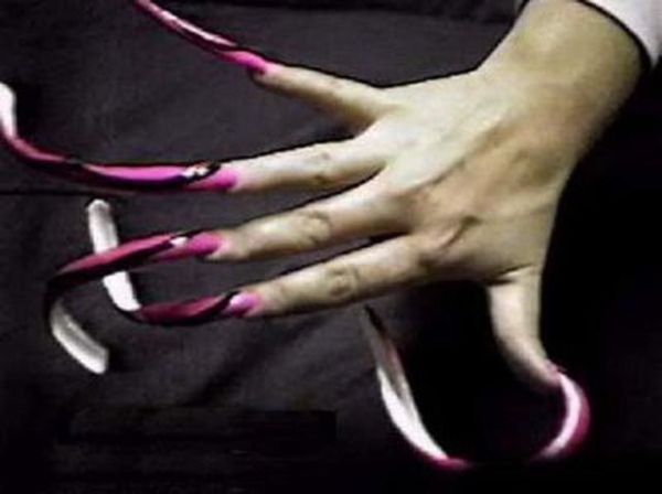 People with Long Fingernails (15 pics)
