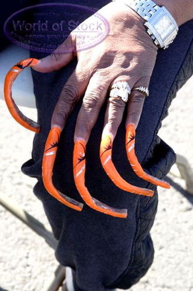 People with Long Fingernails (15 pics)