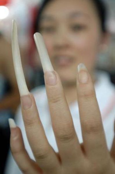 People with Long Fingernails (15 pics)