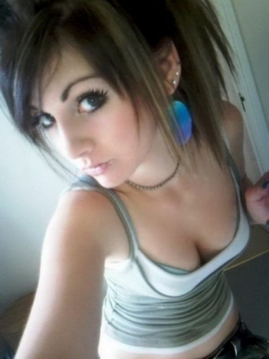 Cute Emo Girls (120 pics)