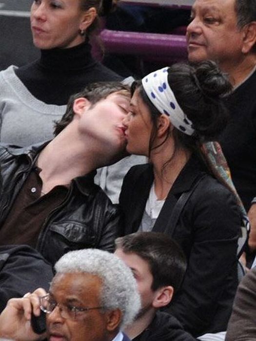 Kissing Celebrities (53 pics)