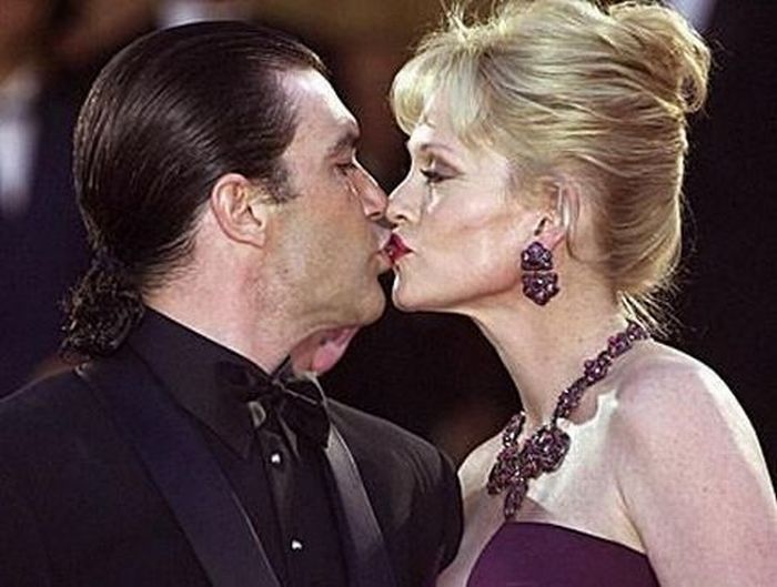 Kissing Celebrities (53 pics)