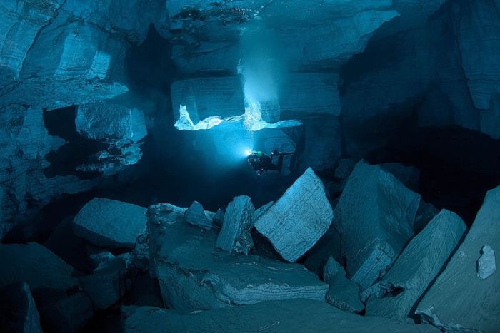 Beautiful Underwater Caves. Part 2 (23 pics)