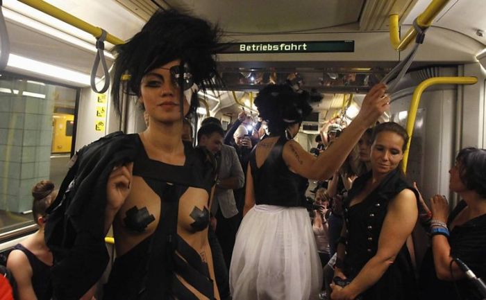 Fashion Show on Subway Train (17 pics)