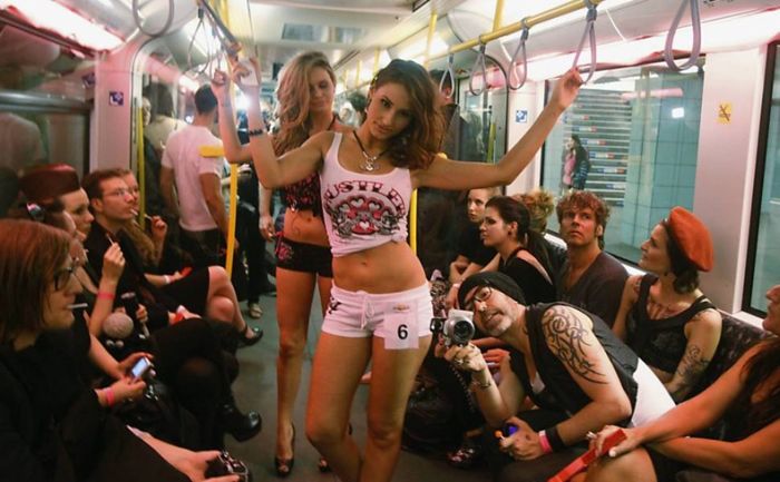 Fashion Show on Subway Train (17 pics)