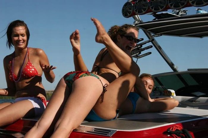 Yacht Girls in Bikini (55 pics)