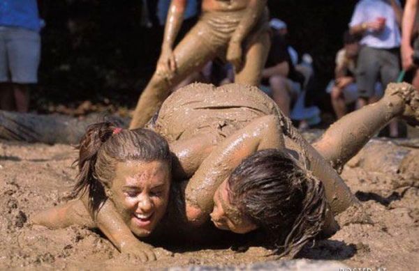 Bikini Mud Wrestling (39 pics)