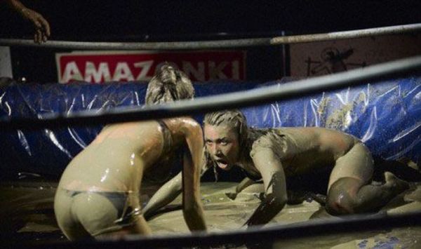 Bikini Mud Wrestling (39 pics)