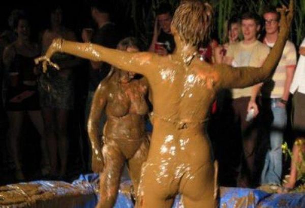 Bikini Mud Wrestling (39 pics)