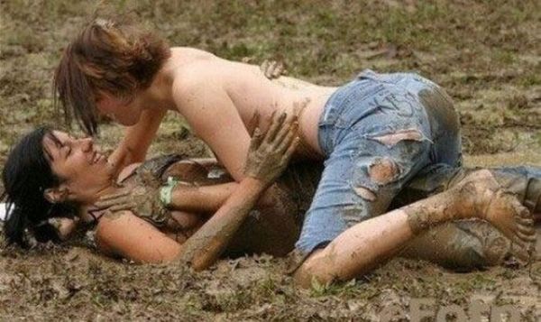 Bikini Mud Wrestling (39 pics)