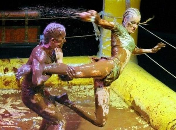 Bikini Mud Wrestling (39 pics)