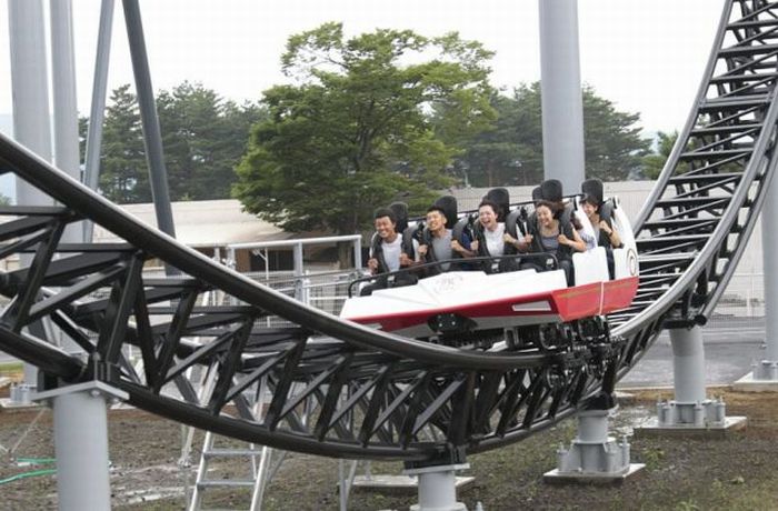 Takabisha, the World's Steepest Roller Coaster (14 pics + 1 video)