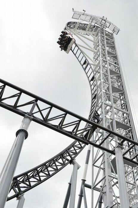 Takabisha, the World's Steepest Roller Coaster (14 pics + 1 video)