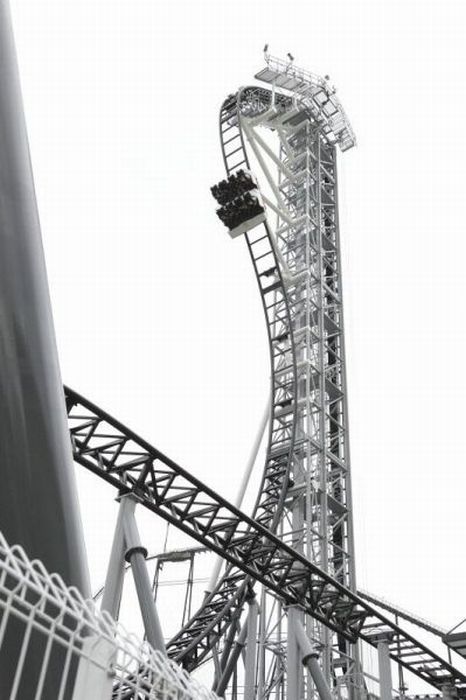 Takabisha, the World's Steepest Roller Coaster (14 pics + 1 video)