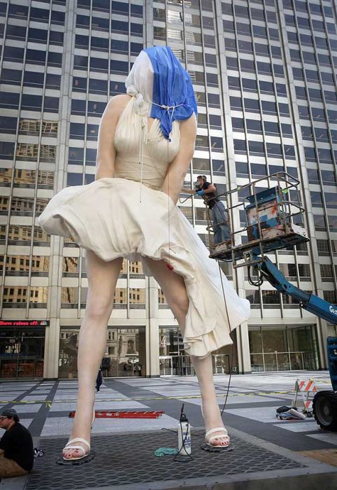 Marilyn Monroe Sculpture In Chicago (11 pics)