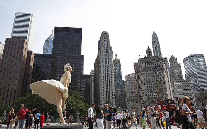 Marilyn Monroe Sculpture In Chicago (11 pics)