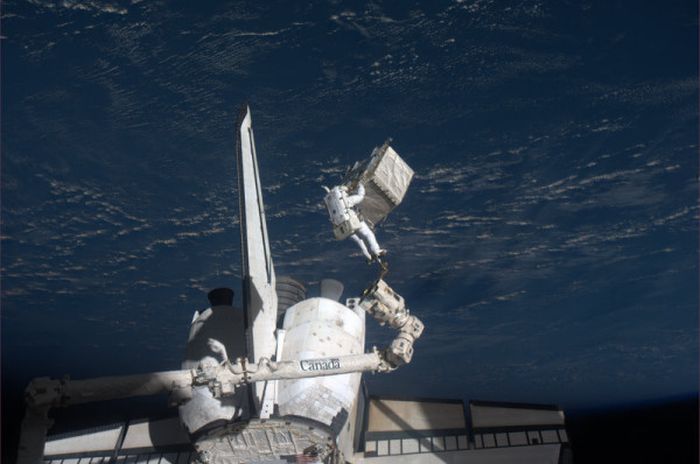 TwitPics From Space Shuttle Atlantis (13 pics)