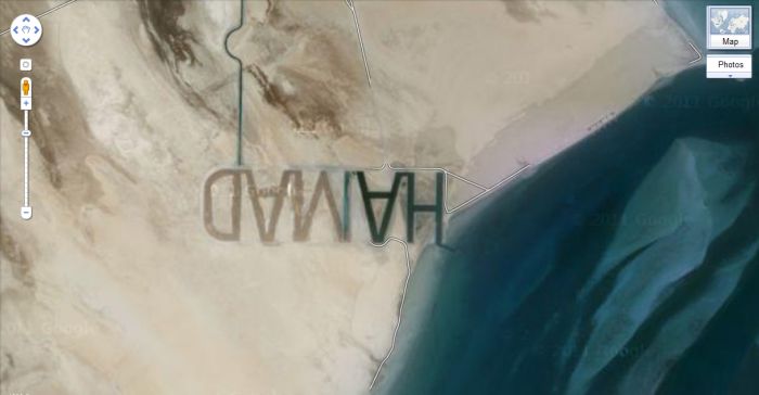 Abu Dhabi Oil Sheikh Writes His Name In The Sand (6 pics)