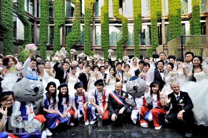 Mass Weddings  (11 pics)