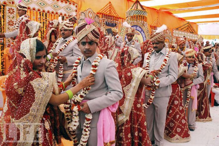 Mass Weddings  (11 pics)