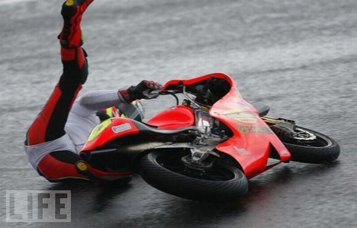 Motorcycle Crashes (22 pics)