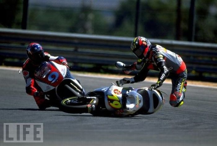 Motorcycle Crashes (22 pics)