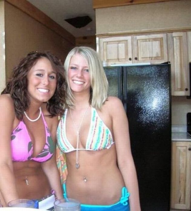 Hot Bikini Girls of Facebook (29 pics)