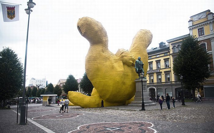 The Big Yellow Rabbit (8 pics)